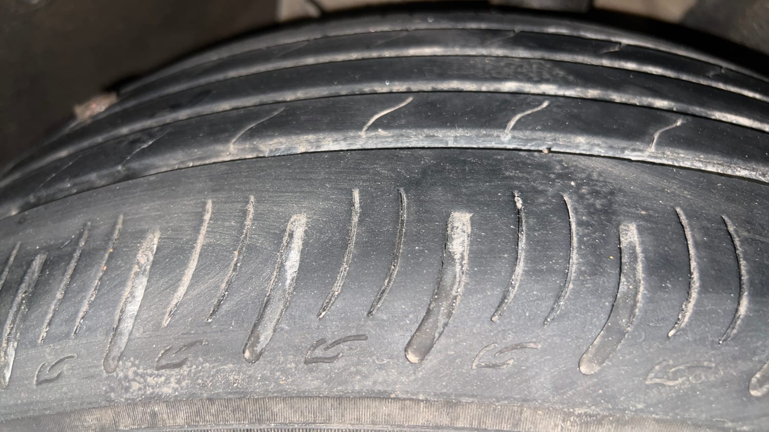 Used 2024 Mahindra XUV700 AX 7 Petrol AT 7 STR Petrol Automatic tyres RIGHT FRONT TYRE TREAD VIEW
