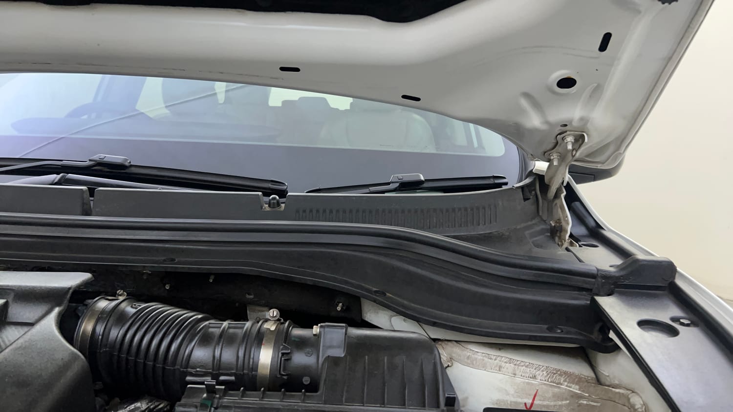 Used 2024 Mahindra XUV700 AX 7 Petrol AT 7 STR Petrol Automatic engine ENGINE LEFT SIDE HINGE & APRON VIEW