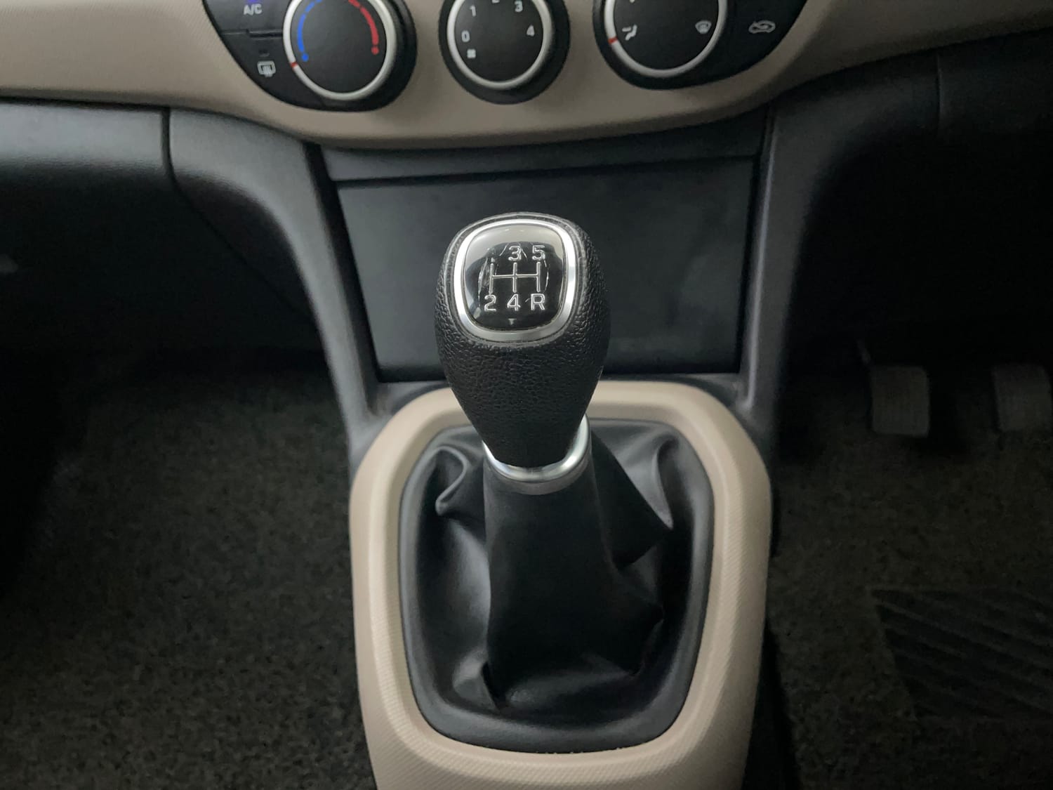Used 2018 Hyundai Xcent SX Petrol Manual interior GEAR  KNOB VIEW