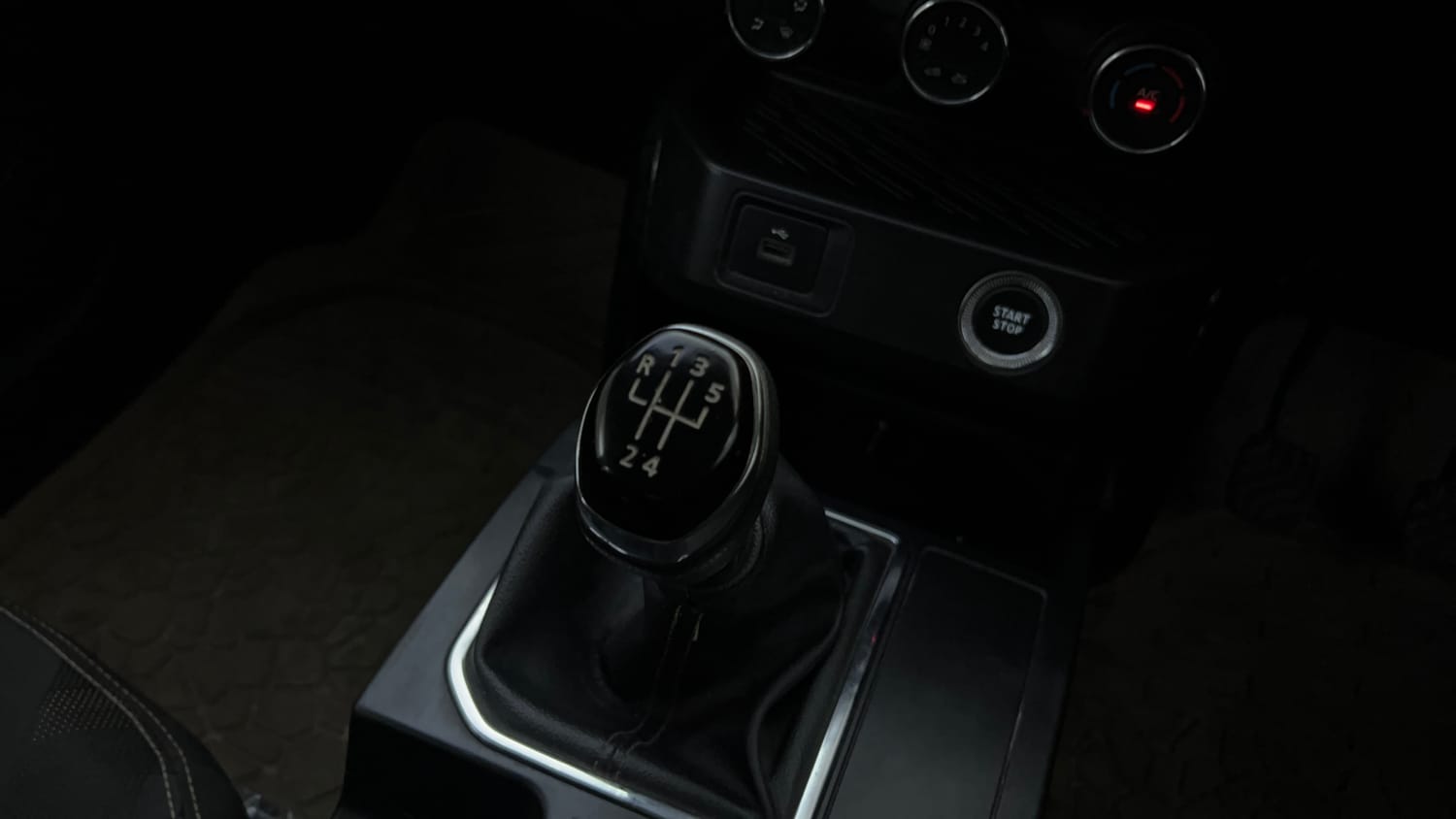 Used 2022 Renault Kiger RXT (O) MT Dual Tone Petrol Manual interior GEAR  KNOB VIEW