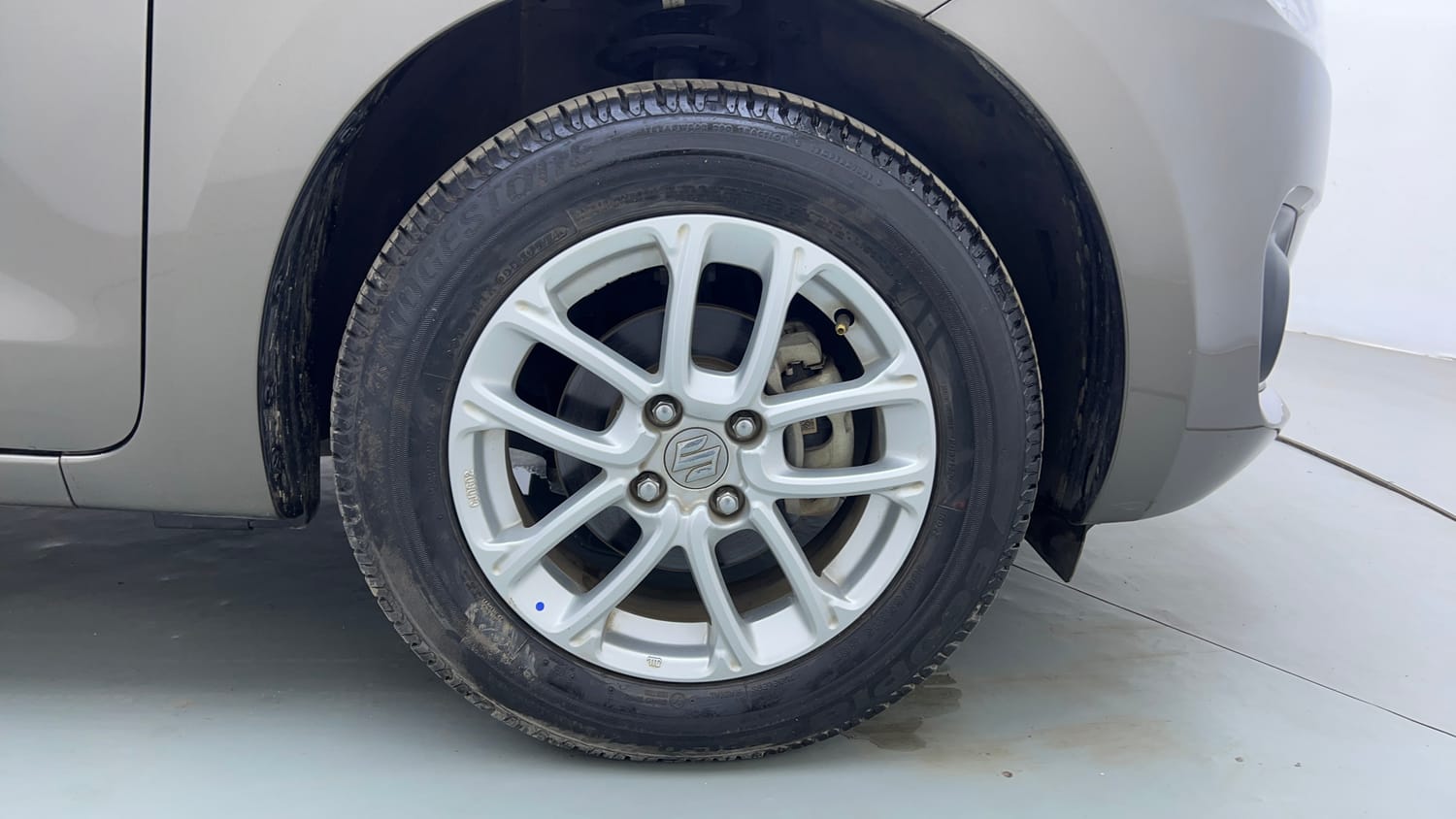 Used 2024 Maruti Suzuki Swift ZXi Petrol Manual tyres RIGHT FRONT TYRE RIM VIEW