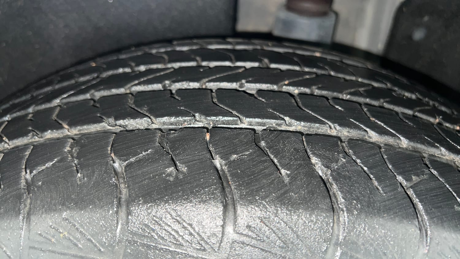 Used 2021 Hyundai Alcazar Signature (O) 6 STR 1.5 Diesel AT Diesel Automatic tyres LEFT REAR TYRE TREAD VIEW