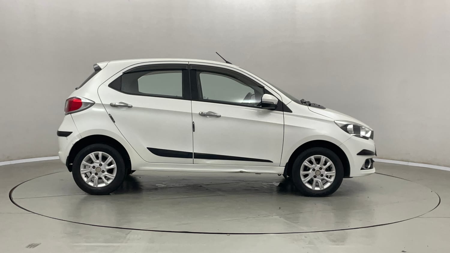 Used 2016 Tata Tiago Revotron XZ Petrol Manual exterior RIGHT SIDE VIEW