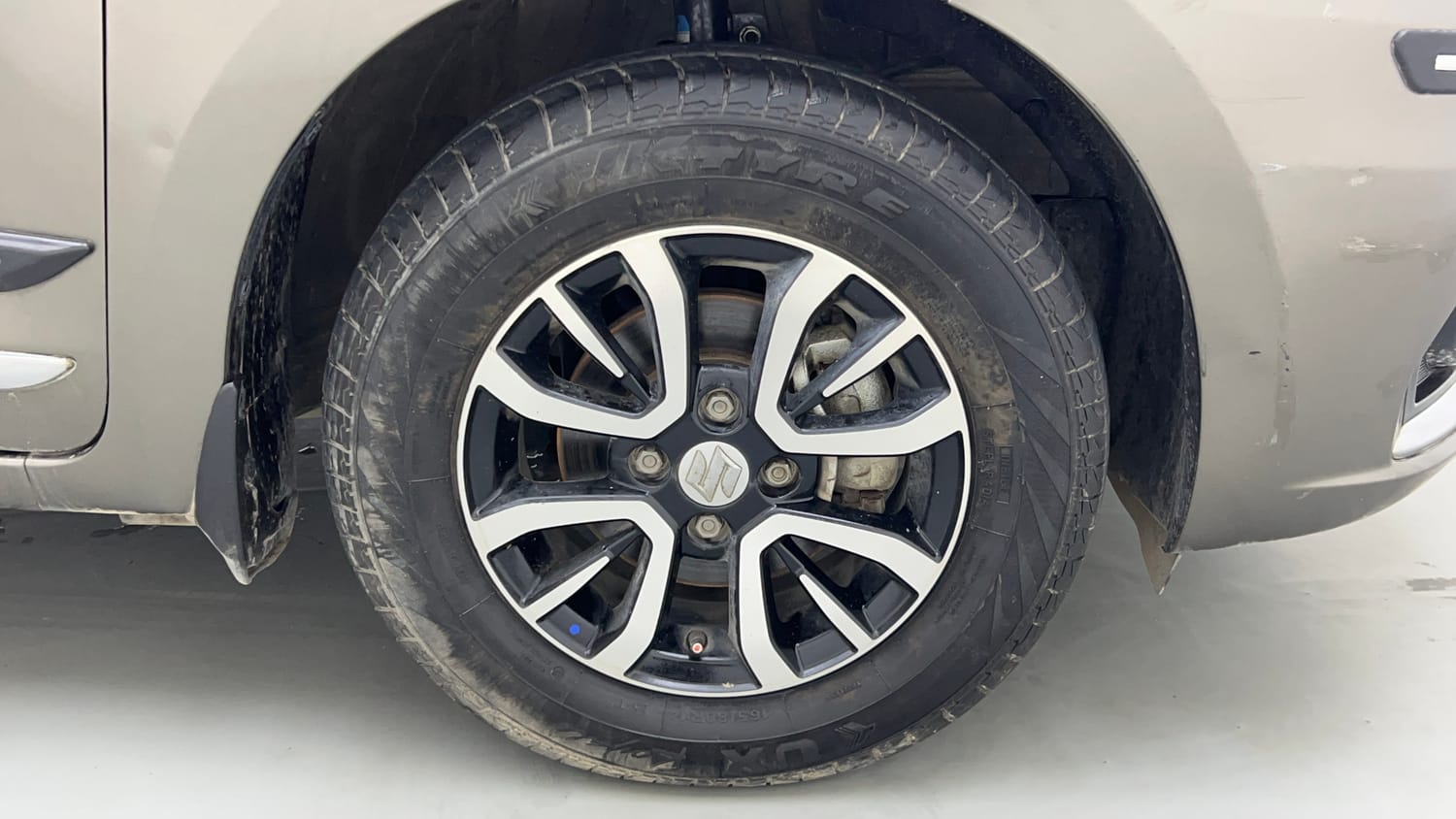 Used 2022 Maruti Suzuki Dzire VXi Petrol Manual tyres RIGHT FRONT TYRE RIM VIEW