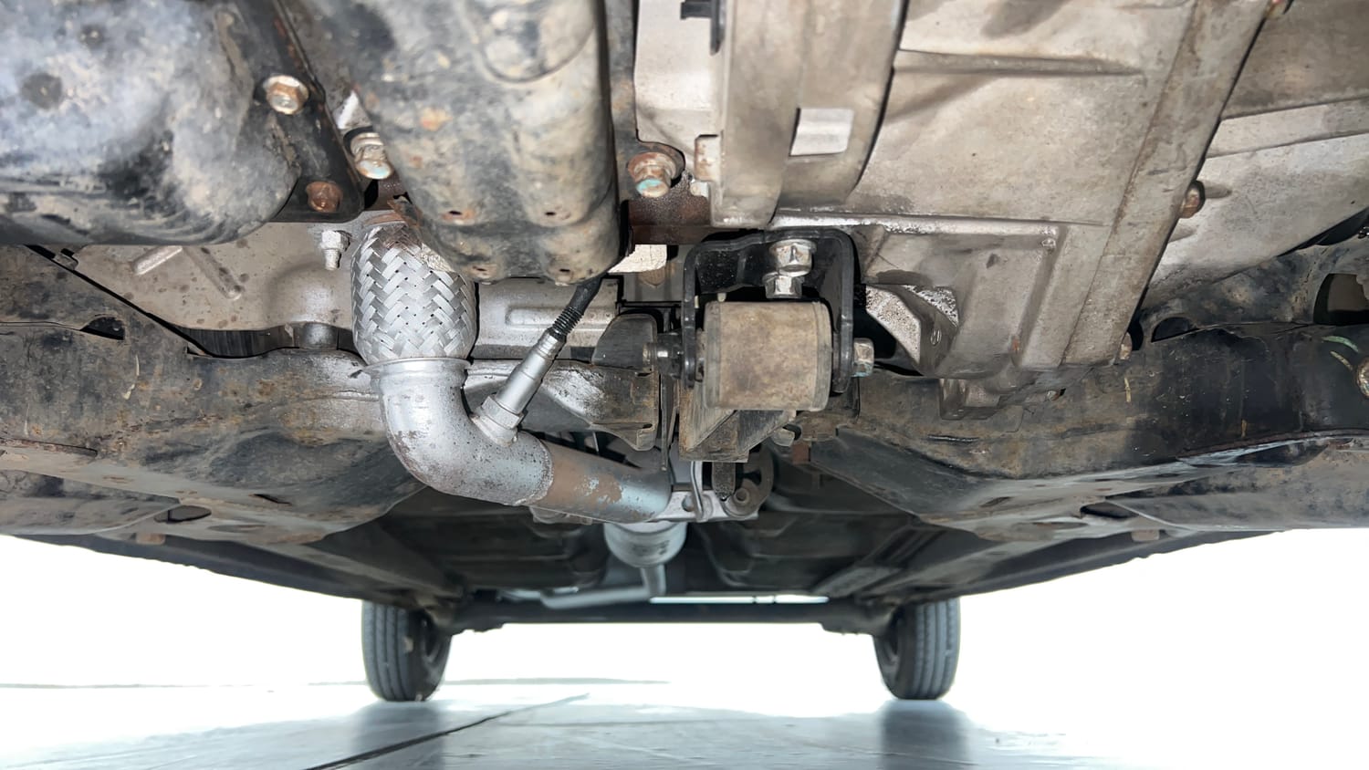 Used 2013 Hyundai i10 1.1L iRDE Magna Special Edition Petrol Manual extra FRONT LEFT UNDERBODY VIEW