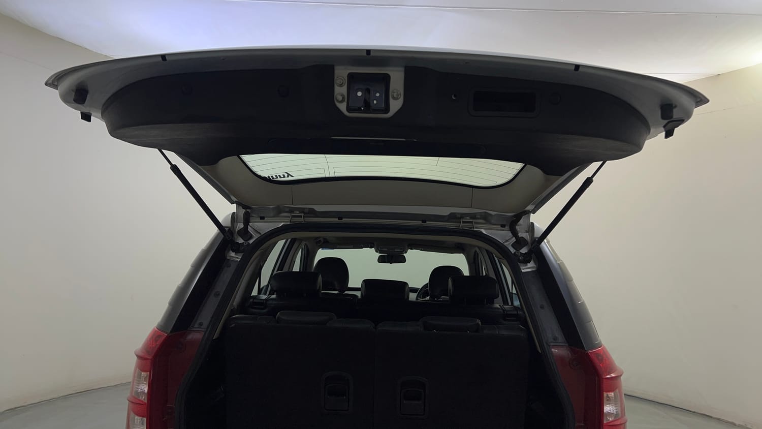Used 2017 Mahindra XUV500 W10 Diesel Manual interior DICKY DOOR OPEN VIEW