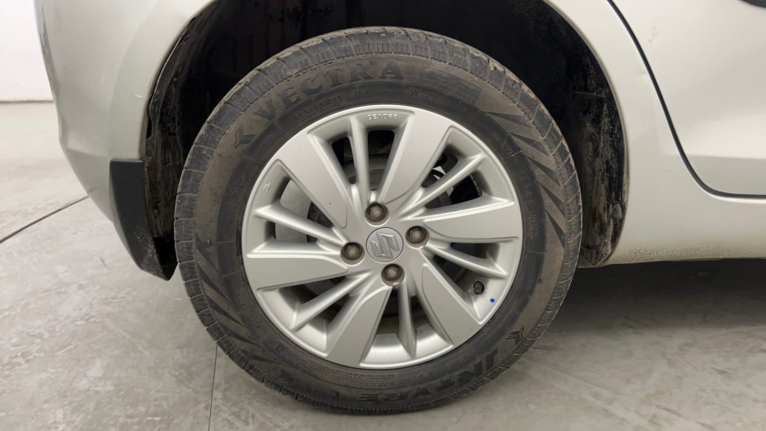 Used 2016 Maruti Suzuki Swift ZXi Petrol Manual tyres RIGHT REAR TYRE RIM VIEW