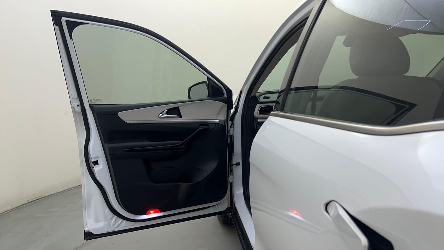 Used 2024 Mahindra XUV700 AX 7 Petrol AT 7 STR Petrol Automatic interior LEFT FRONT DOOR OPEN VIEW