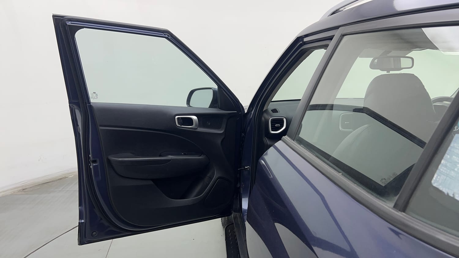 Used 2022 Hyundai Venue SX Plus 1.0 Turbo DCT Petrol Automatic interior LEFT FRONT DOOR OPEN VIEW