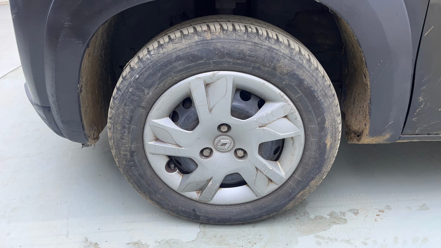 Used 2020 Renault Kwid RXT 1.0 AMT Opt Petrol Automatic tyres LEFT FRONT TYRE RIM VIEW