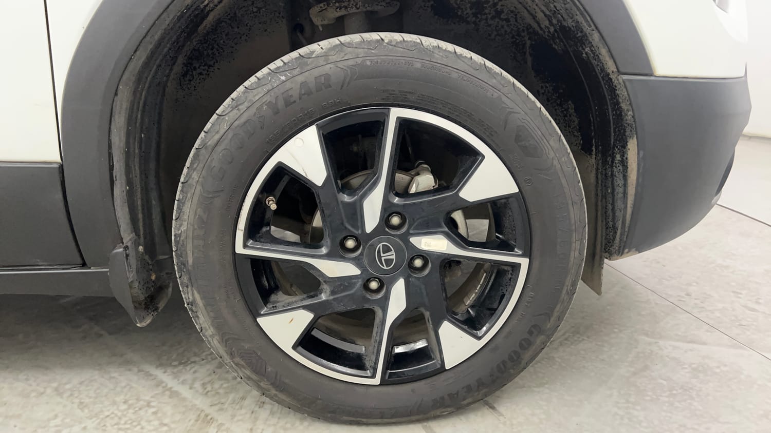 Used 2025 Tata Punch Creative Plus AMT Petrol Automatic tyres RIGHT FRONT TYRE RIM VIEW