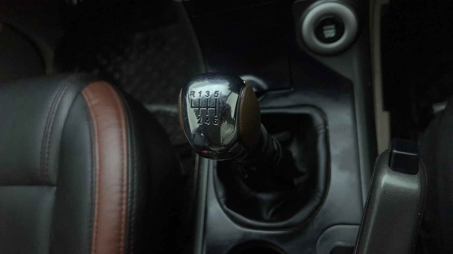 Used 2018 Mahindra XUV500 W9 Diesel Manual interior GEAR  KNOB VIEW