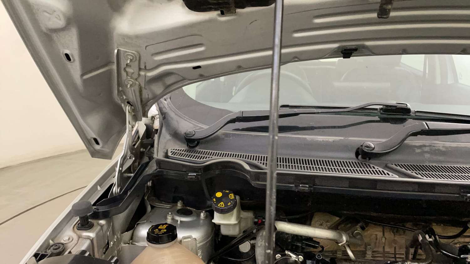 Used 2019 Ford EcoSport Titanium 1.5L TDCi Diesel Manual engine ENGINE RIGHT SIDE HINGE & APRON VIEW