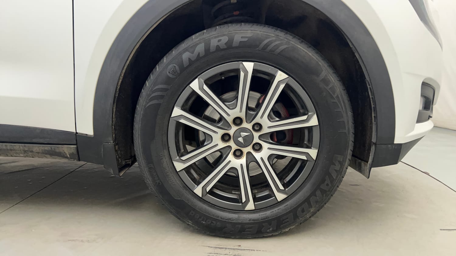 Used 2024 Mahindra XUV700 AX 7 Petrol AT 7 STR Petrol Automatic tyres RIGHT FRONT TYRE RIM VIEW