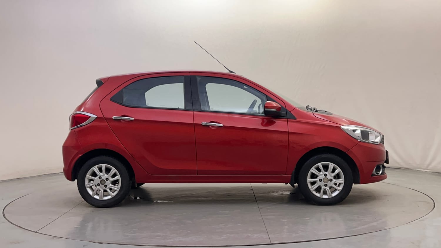 Used 2017 Tata Tiago Revotron XZA Petrol Automatic exterior RIGHT SIDE VIEW