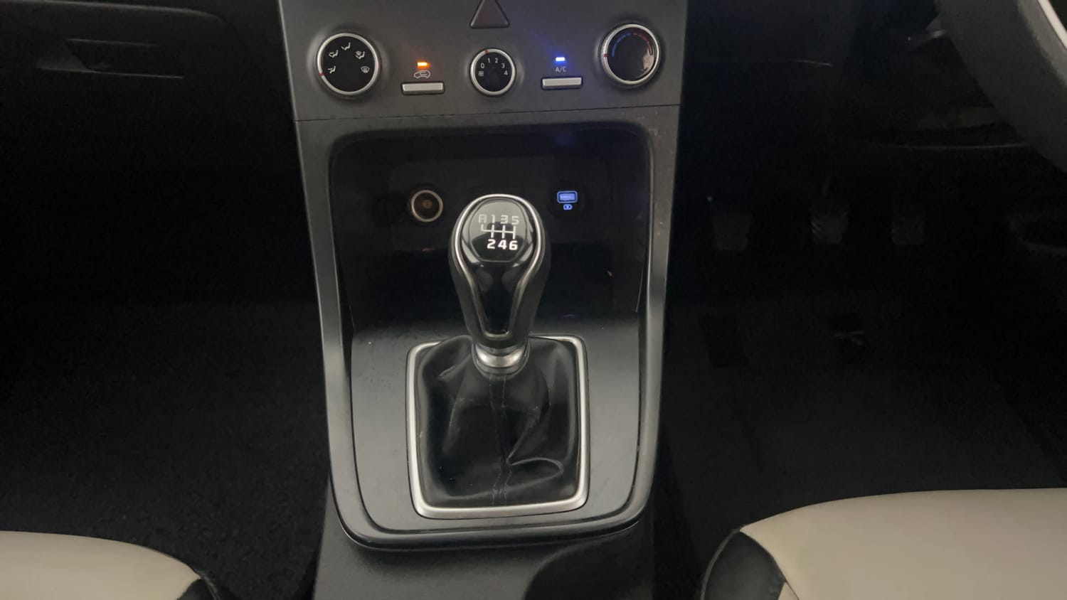 Used 2022 Hyundai Creta EX 1.5 Diesel Diesel Manual interior GEAR  KNOB VIEW