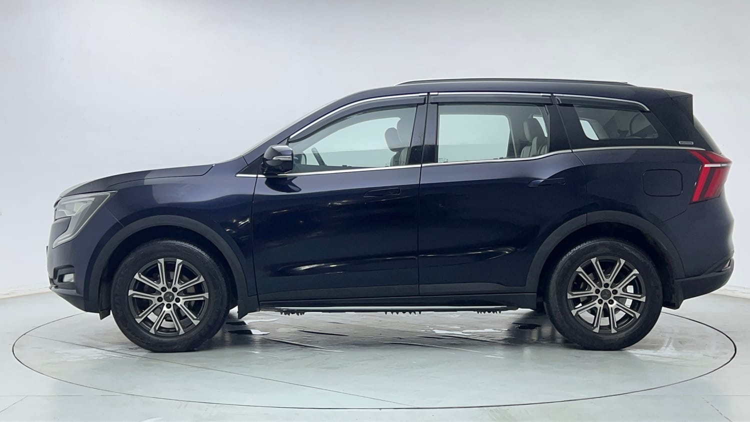 Used 2024 Mahindra XUV700 AX 7 Luxury Pack Diesel MT 7 STR Diesel Manual exterior LEFT SIDE VIEW