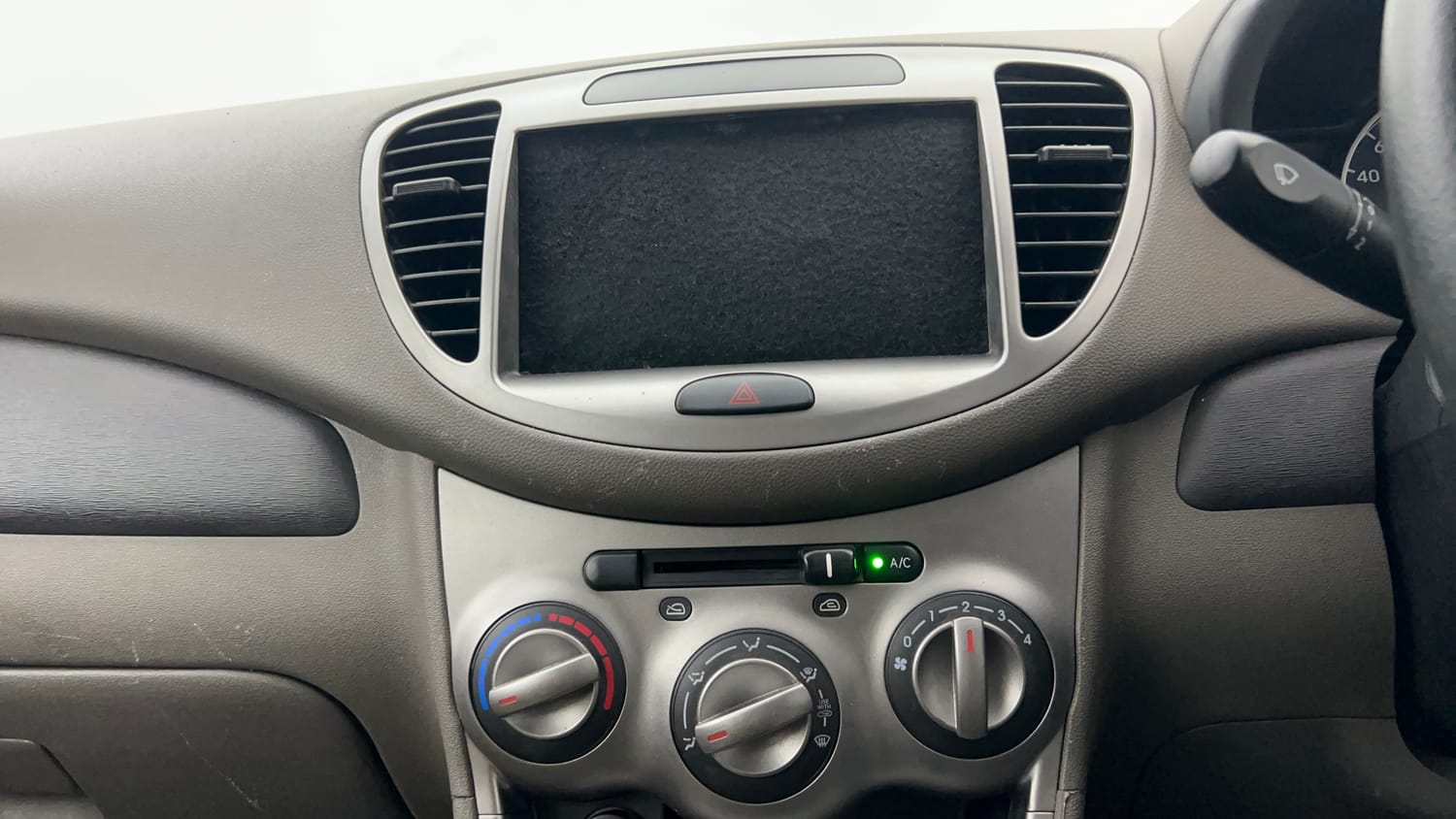 Used 2013 Hyundai i10 1.1L iRDE Magna Special Edition Petrol Manual interior MUSIC SYSTEM & AC CONTROL VIEW
