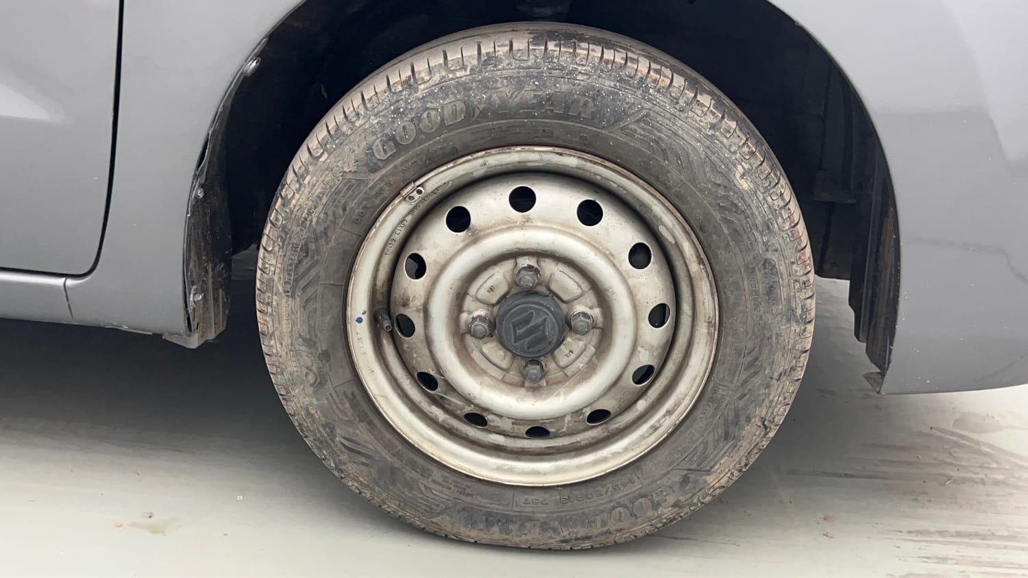 Used 2013 Maruti Suzuki Wagon R LXI Petrol Manual tyres RIGHT FRONT TYRE RIM VIEW