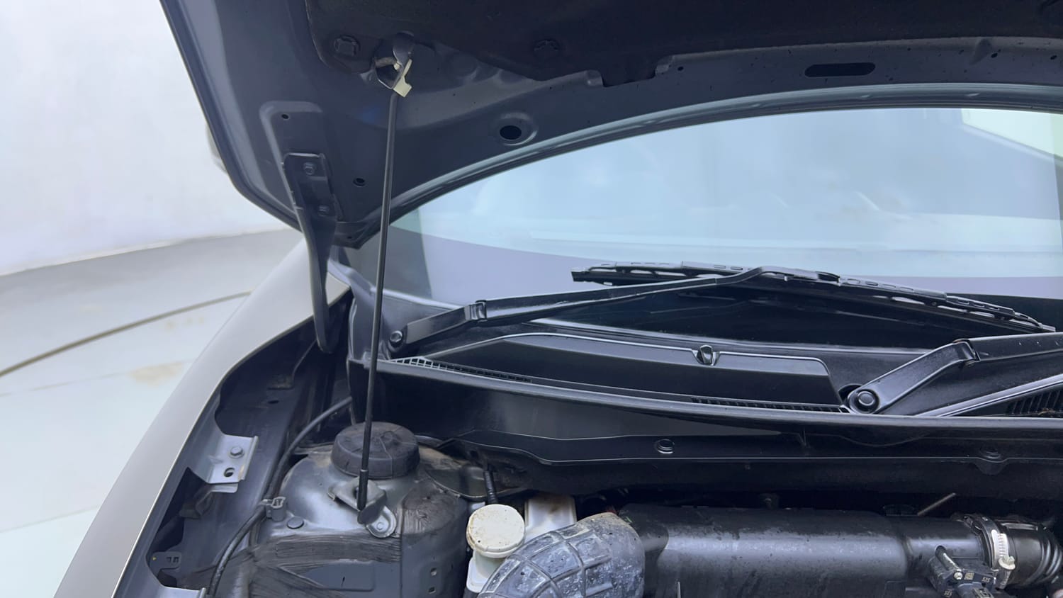 Used 2024 Maruti Suzuki Swift ZXi Petrol Manual engine ENGINE RIGHT SIDE HINGE & APRON VIEW