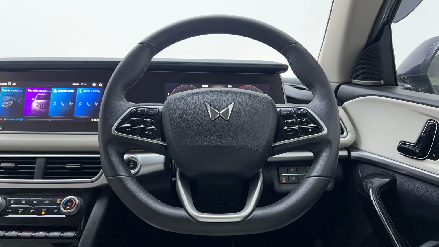 Used 2024 Mahindra XUV700 AX 7 Luxury Pack Diesel MT 7 STR Diesel Manual interior STEERING VIEW