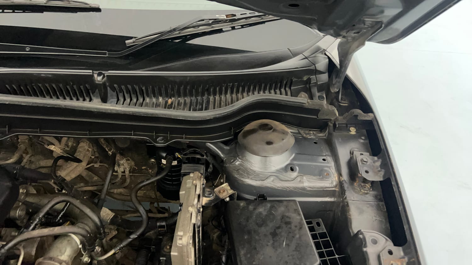 Used 2016 Maruti Suzuki Vitara Brezza [2016-2020] VDi Diesel Manual engine ENGINE LEFT SIDE HINGE & APRON VIEW