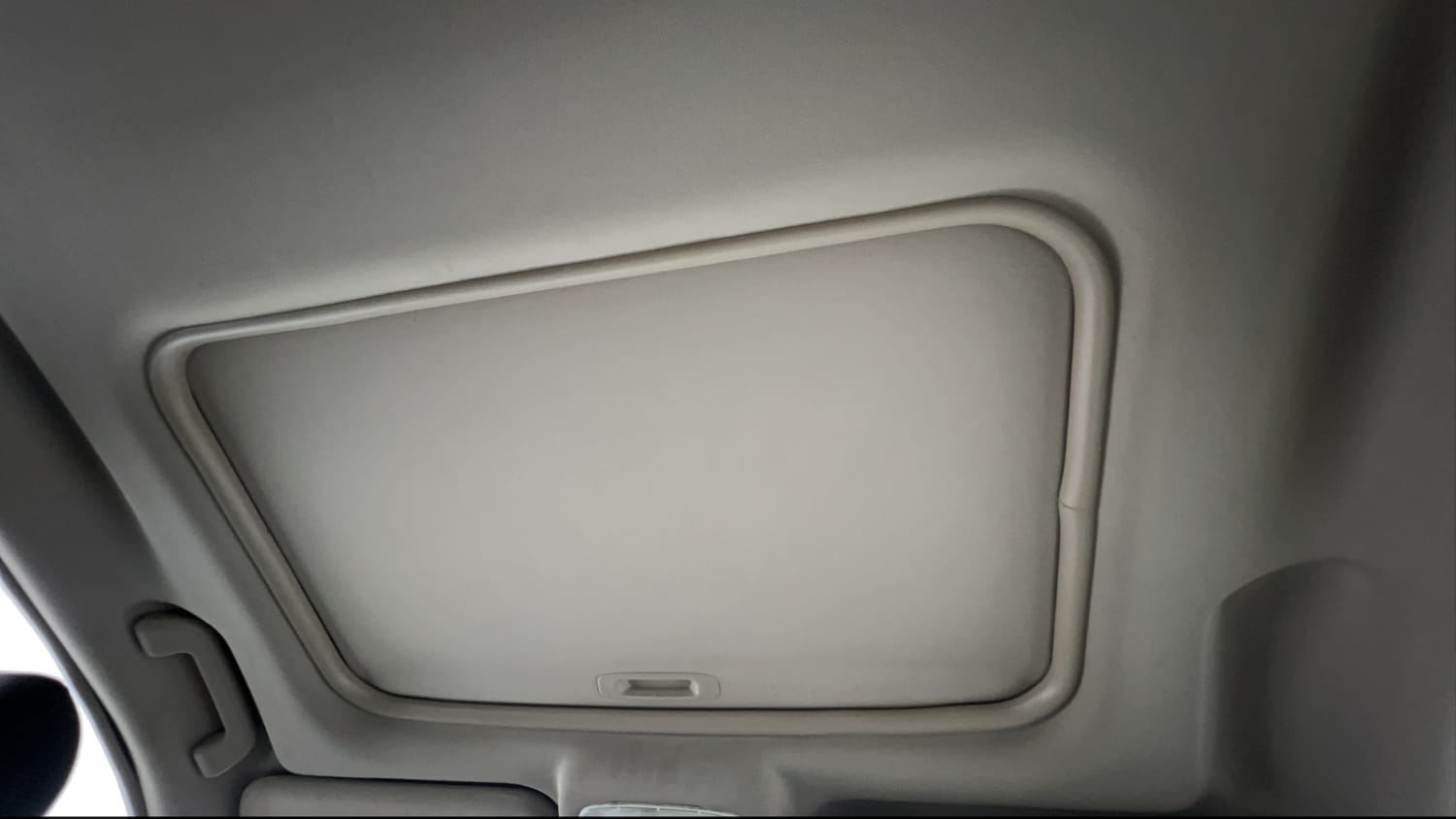 Used 2018 Mahindra XUV500 W9 Diesel Manual top_features Sunroof