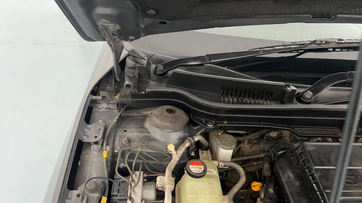 Used 2016 Maruti Suzuki Vitara Brezza [2016-2020] VDi Diesel Manual engine ENGINE RIGHT SIDE HINGE & APRON VIEW