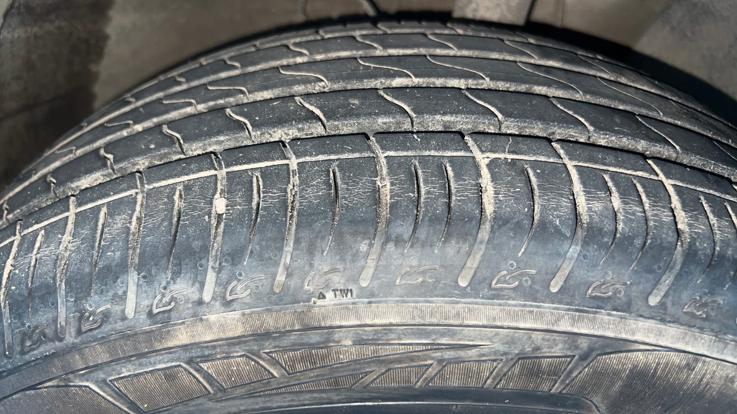 Used 2019 Hyundai Venue SX Plus 1.0 Turbo DCT Petrol Automatic tyres RIGHT FRONT TYRE TREAD VIEW