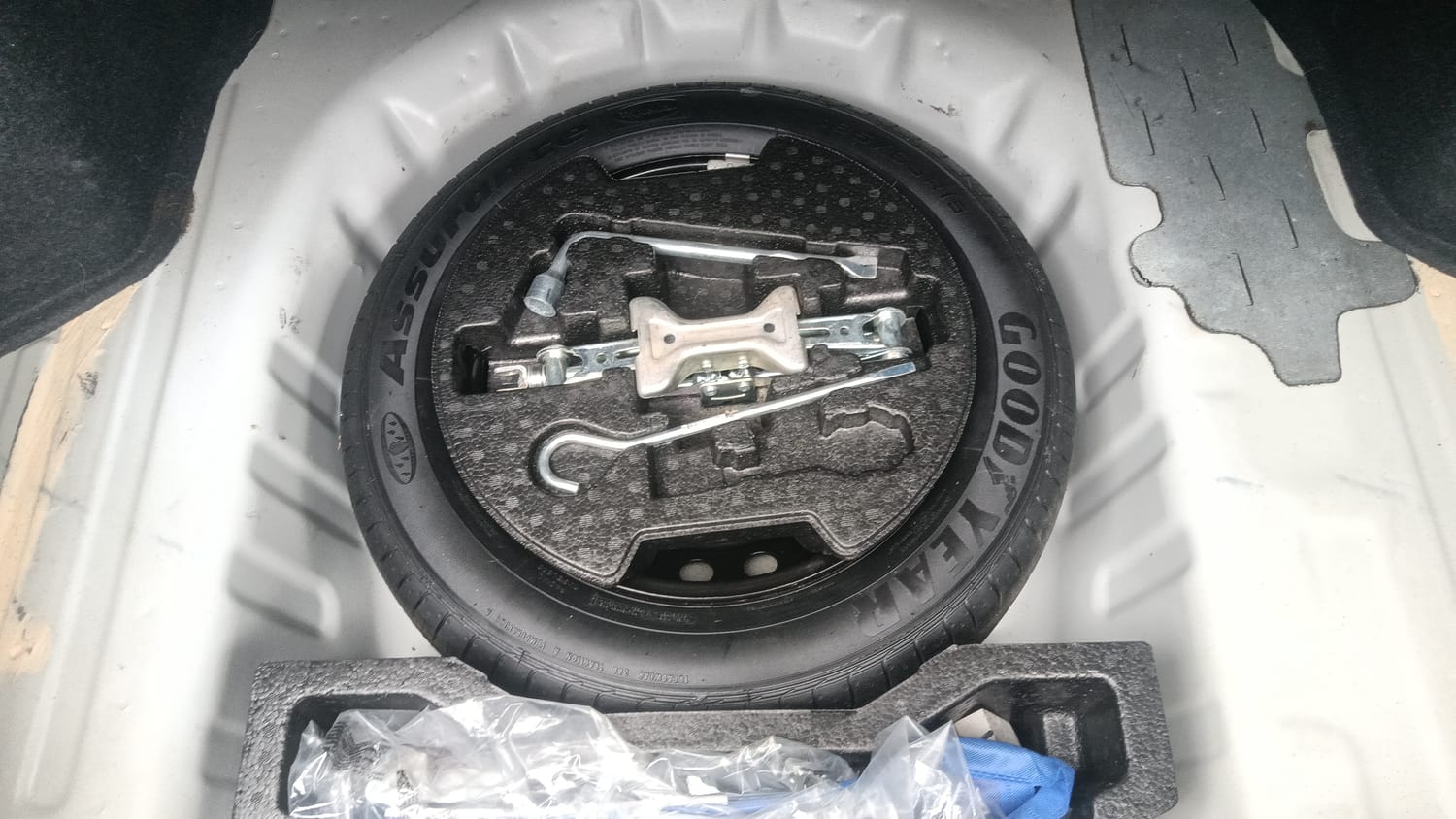 Used 2023 Maruti Suzuki Ciaz Zeta 1.5 Petrol Manual tyres SPARE TYRE VIEW