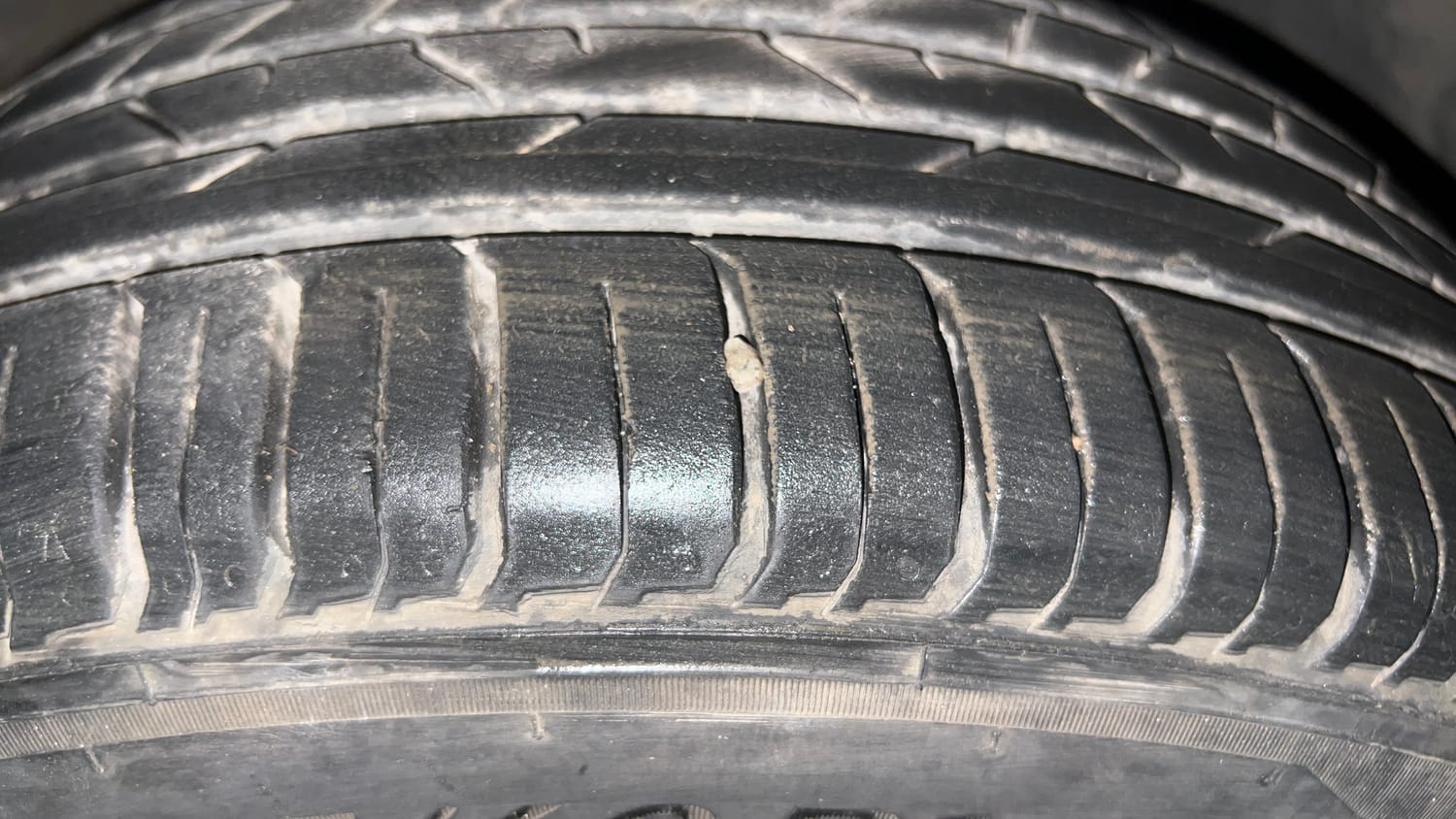 Used 2022 Hyundai Venue SX Plus 1.0 Turbo DCT Petrol Automatic tyres RIGHT FRONT TYRE TREAD VIEW