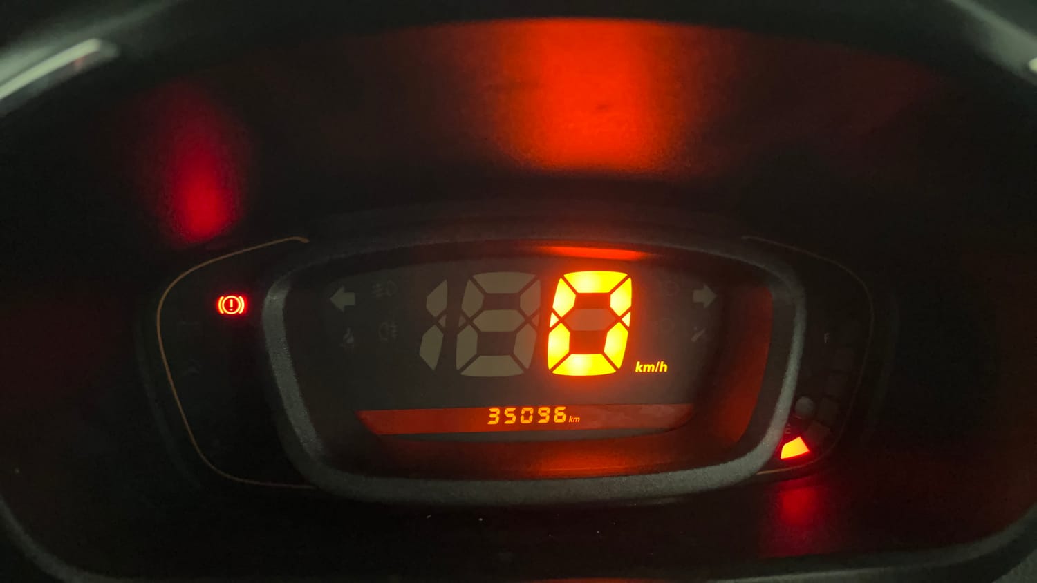 Used 2017 Renault Kwid RXT Petrol Manual interior CLUSTERMETER VIEW
