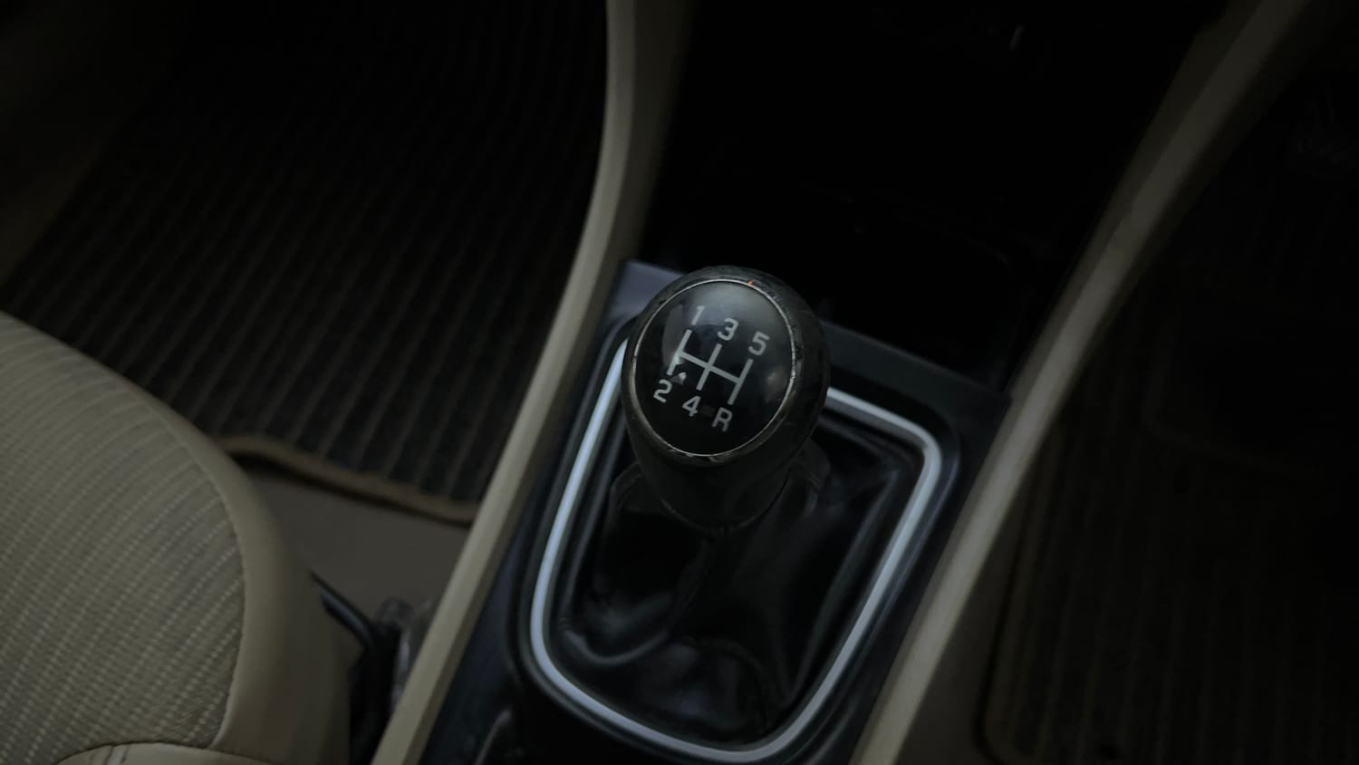 Used 2018 Maruti Suzuki Ciaz Zeta 1.4 MT Petrol Manual interior GEAR  KNOB VIEW