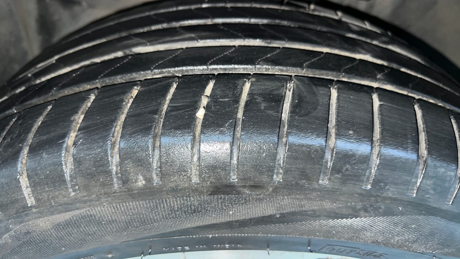 Used 2021 Jeep Compass Model S (O) 1.4 Petrol DCT Petrol Automatic tyres LEFT FRONT TYRE TREAD VIEW
