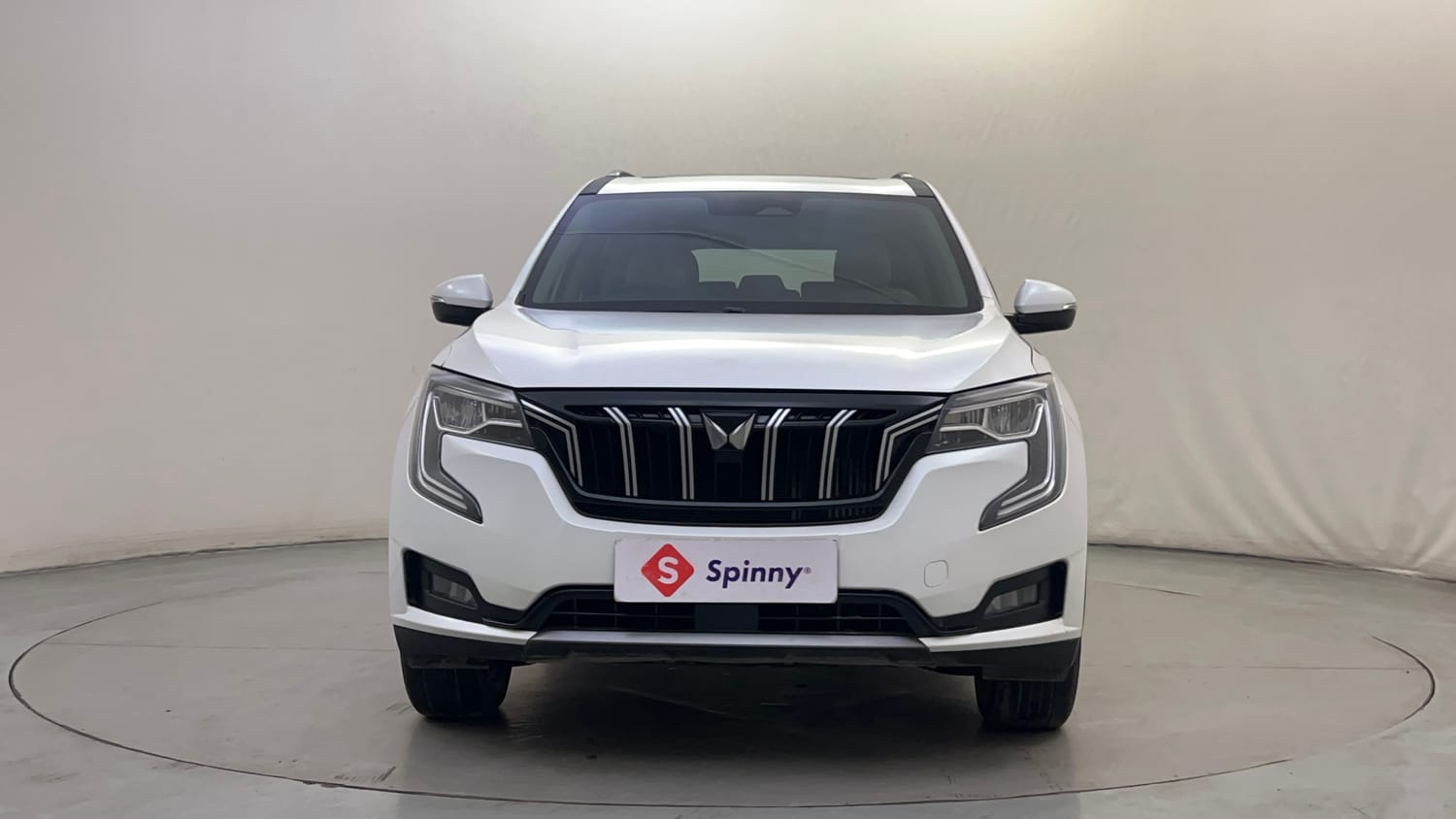 Used 2024 Mahindra XUV700 AX 7 Petrol AT 7 STR Petrol Automatic exterior FRONT VIEW