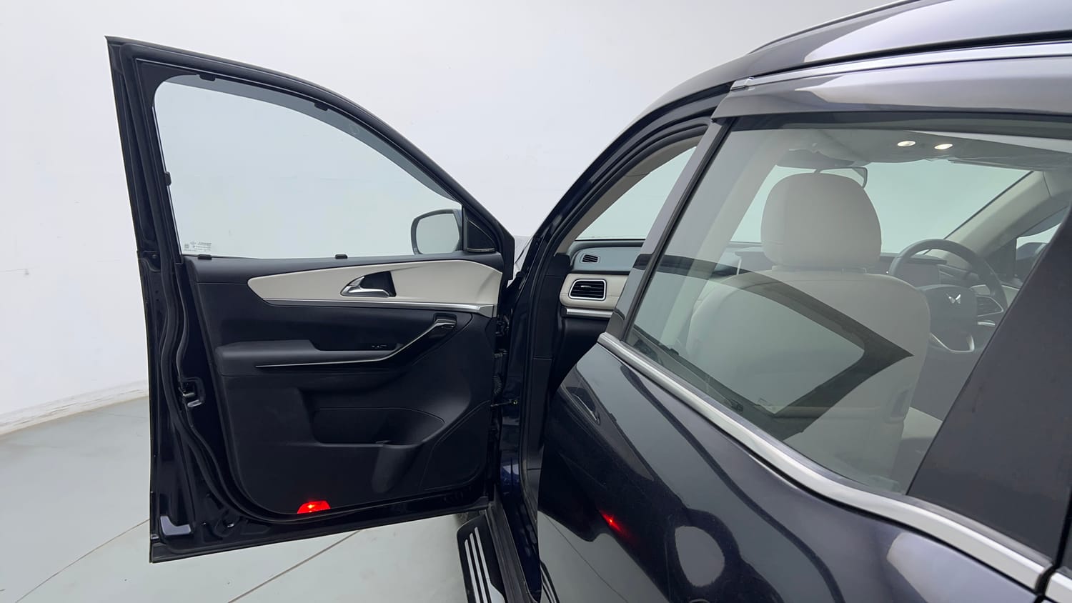 Used 2024 Mahindra XUV700 AX 7 Luxury Pack Diesel MT 7 STR Diesel Manual interior LEFT FRONT DOOR OPEN VIEW