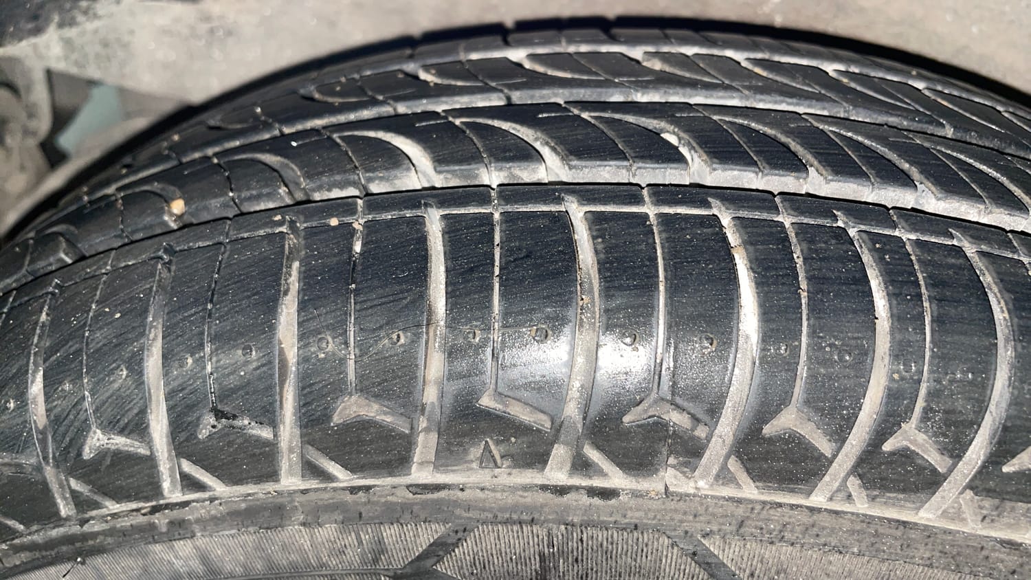 Used 2012 Hyundai i10 Sportz 1.2 AT Kappa2 Petrol Automatic tyres RIGHT REAR TYRE TREAD VIEW