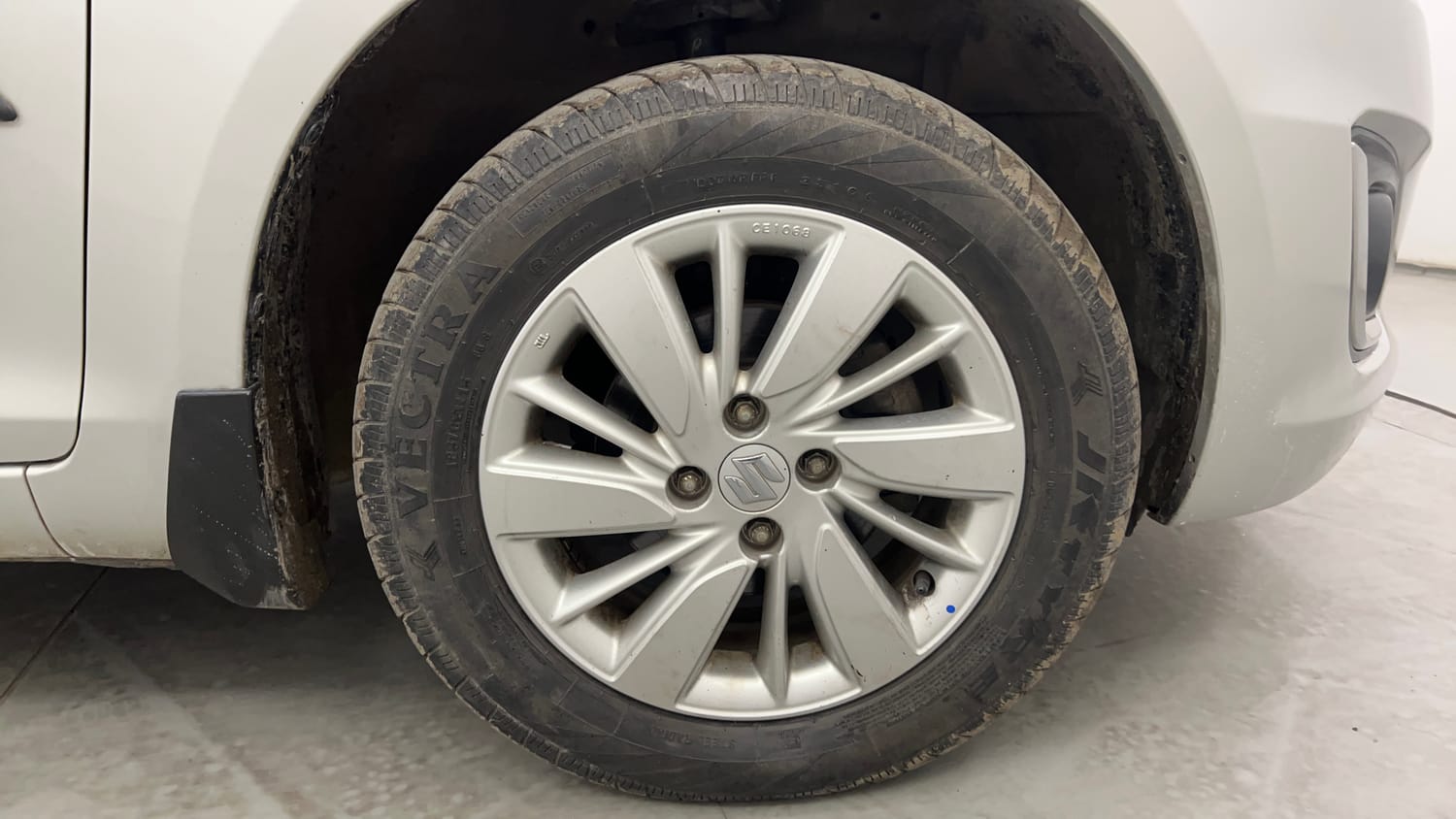 Used 2016 Maruti Suzuki Swift ZXi Petrol Manual tyres RIGHT FRONT TYRE RIM VIEW