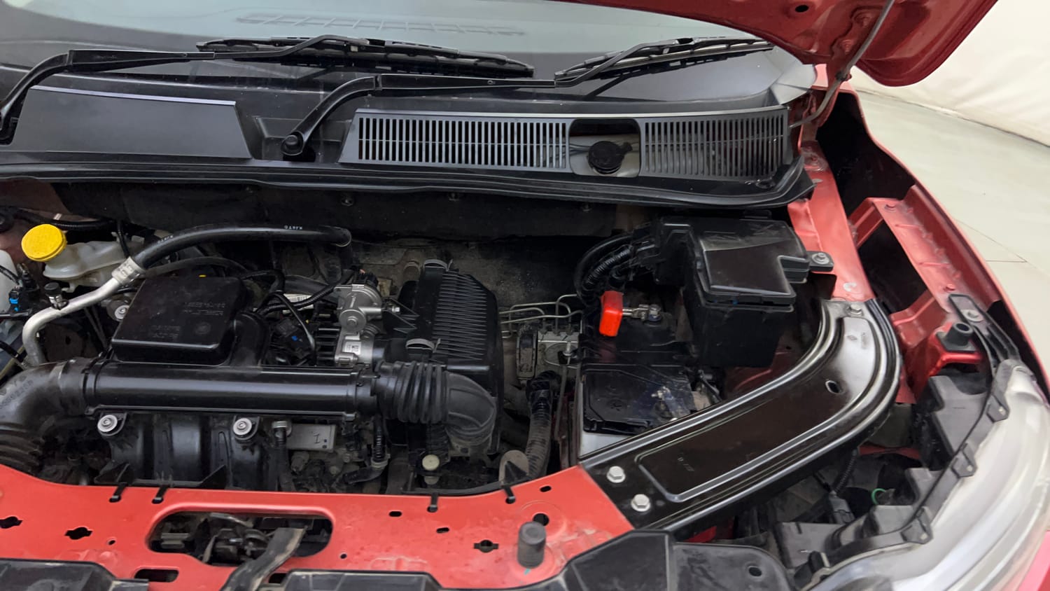 Used 2022 Renault Kiger RXT (O) MT Dual Tone Petrol Manual engine ENGINE LEFT SIDE HINGE & APRON VIEW