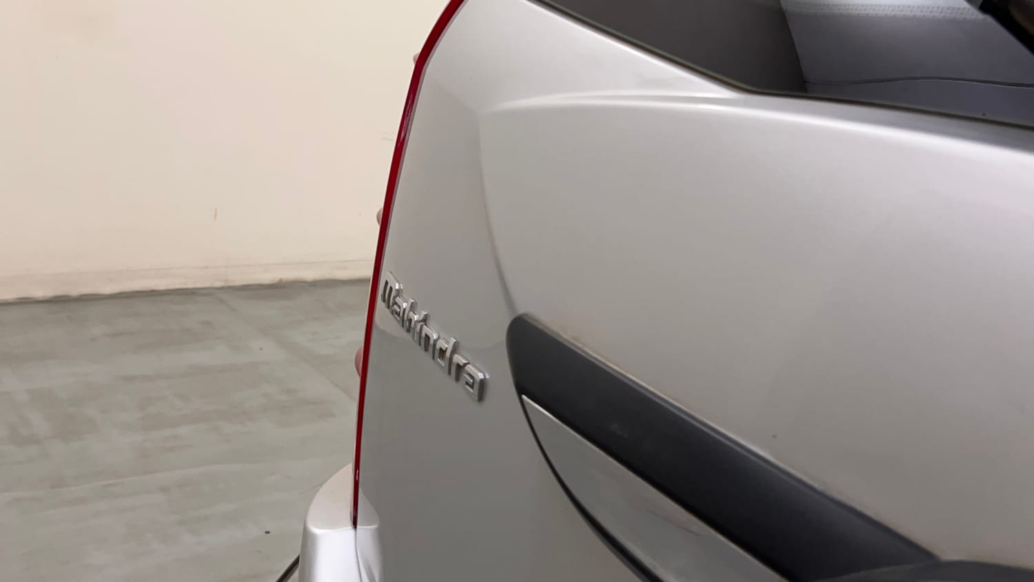 Used 2017 Mahindra XUV500 W10 Diesel Manual dents MINOR DENT