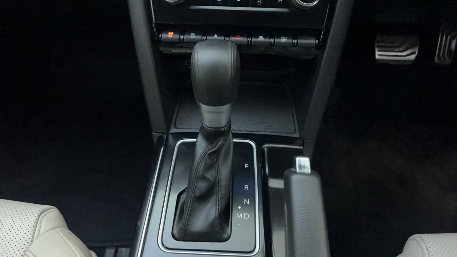 Used 2024 Mahindra XUV700 AX 7 Petrol AT 7 STR Petrol Automatic interior GEAR  KNOB VIEW