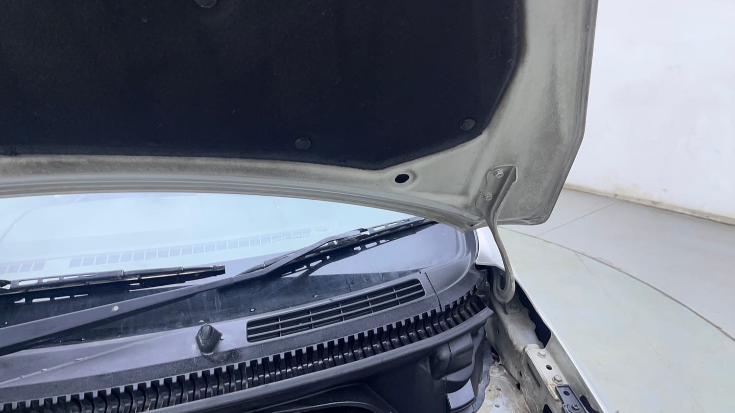 Used 2015 Maruti Suzuki Ertiga ZDI SHVS Diesel Manual engine ENGINE LEFT SIDE HINGE & APRON VIEW