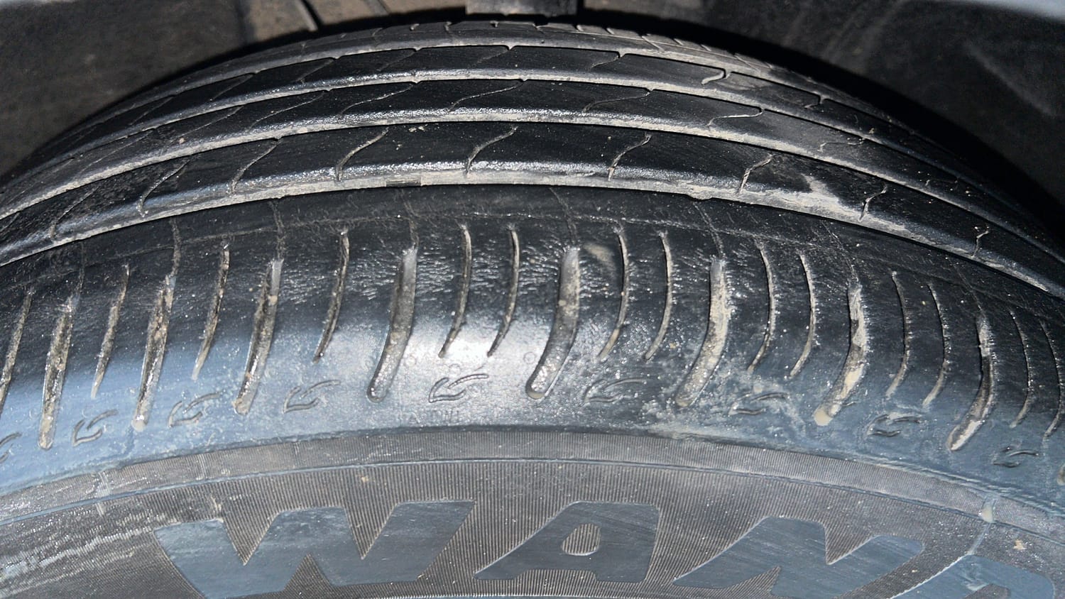 Used 2024 Mahindra XUV700 AX 7 Luxury Pack Diesel MT 7 STR Diesel Manual tyres RIGHT FRONT TYRE TREAD VIEW