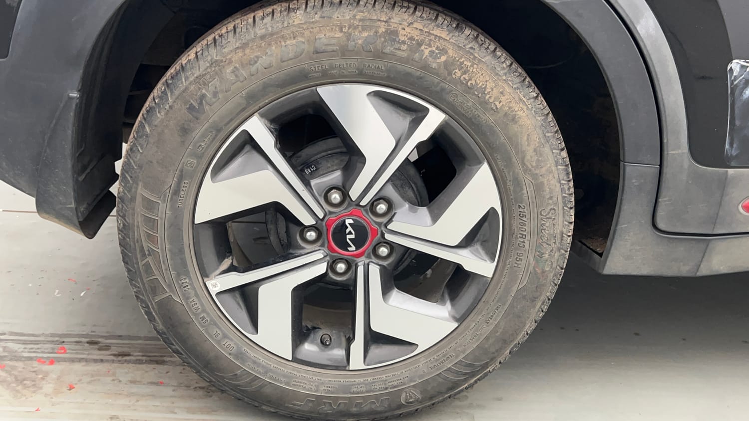 Used 2023 Kia Sonet GTX Plus 1.0 DCT Petrol Automatic tyres RIGHT REAR TYRE RIM VIEW