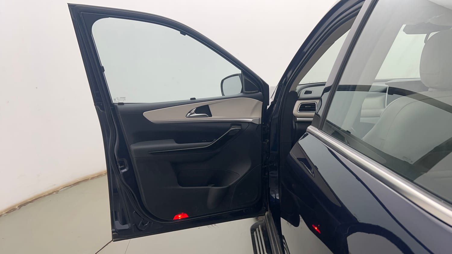 Used 2022 Mahindra XUV700 AX 7 Diesel AT AWD Luxury Pack 7 STR Diesel Automatic interior LEFT FRONT DOOR OPEN VIEW