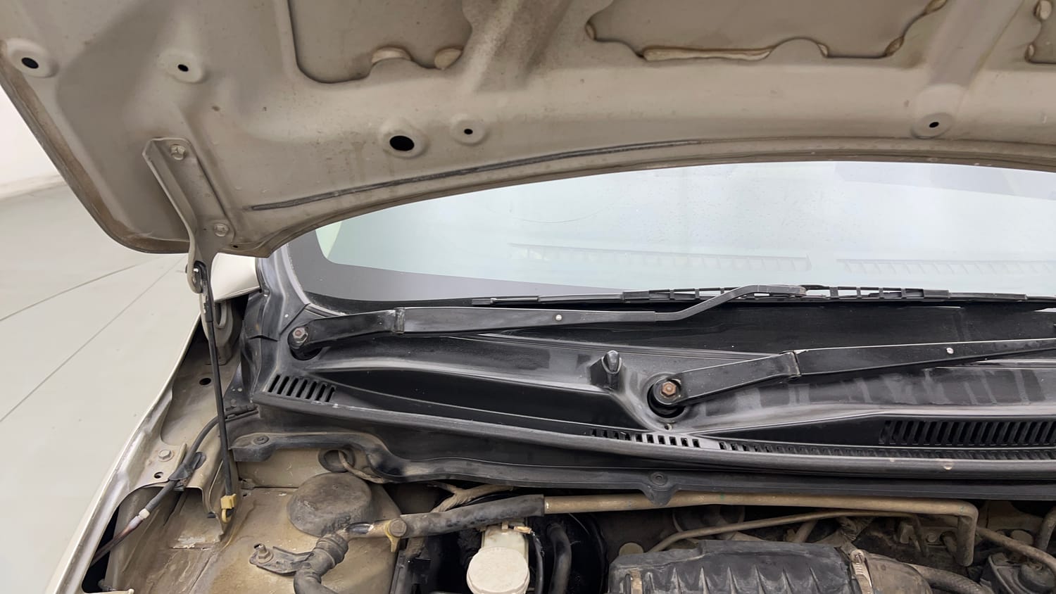 Used 2015 Maruti Suzuki Celerio VXi CNG Cng Manual engine ENGINE RIGHT SIDE HINGE & APRON VIEW