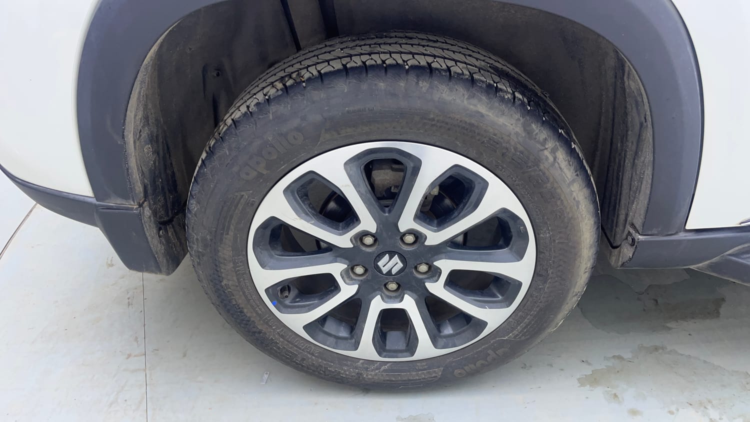 Used 2023 Maruti Suzuki Grand Vitara Zeta Smart Hybrid AT Petrol Automatic tyres RIGHT REAR TYRE RIM VIEW