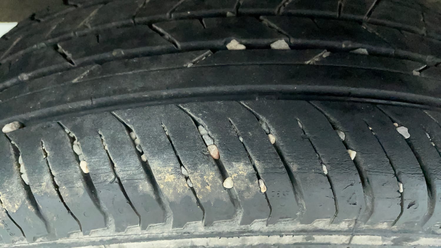 Used 2023 Renault Kiger RXZ AMT Petrol Automatic tyres RIGHT REAR TYRE TREAD VIEW