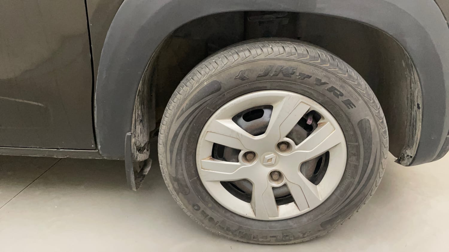 Used 2016 Renault Kwid RXL Petrol Manual tyres RIGHT FRONT TYRE RIM VIEW