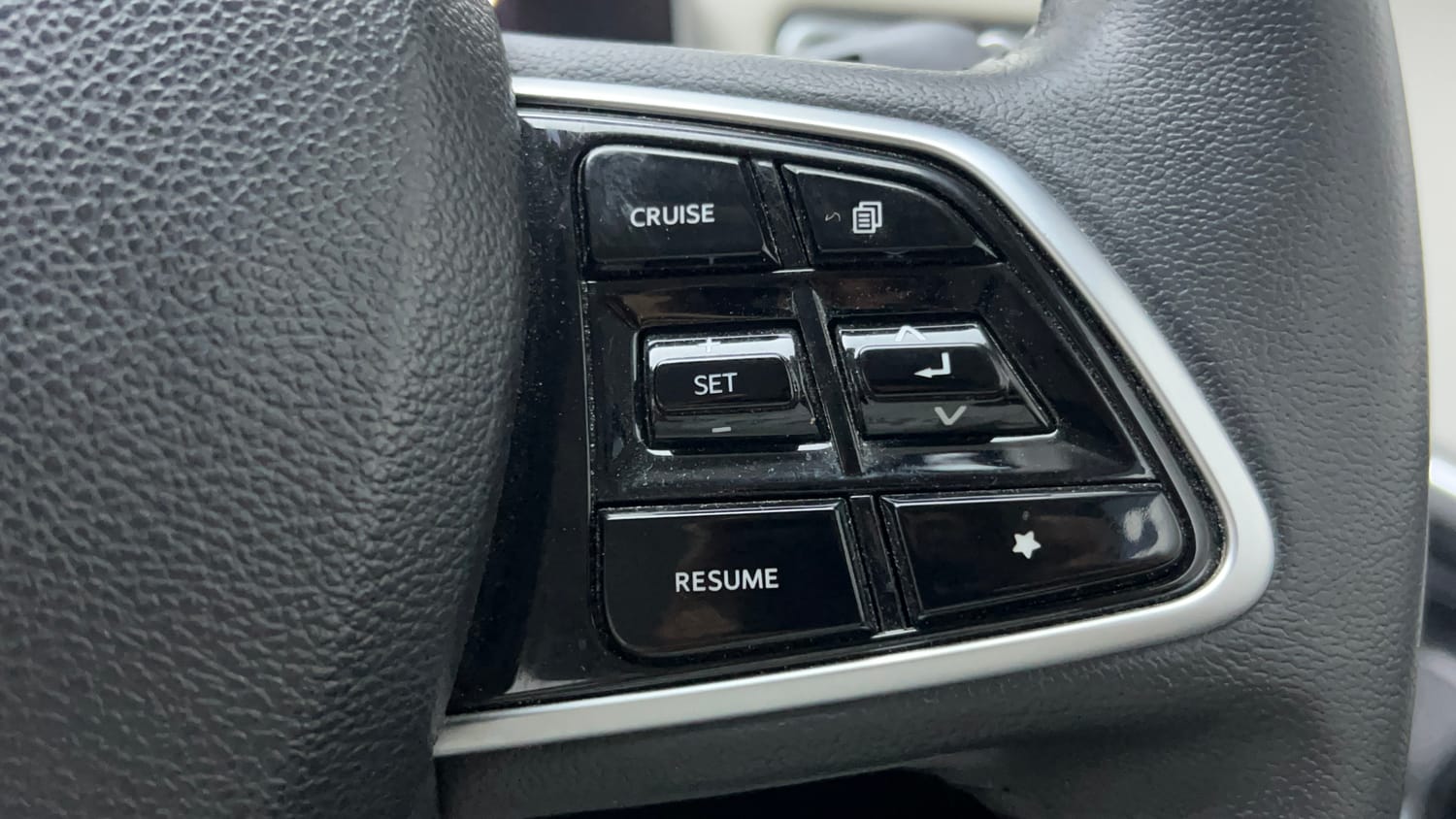 Used 2024 Mahindra XUV700 AX 7 Luxury Pack Diesel MT 7 STR Diesel Manual top_features Cruise control